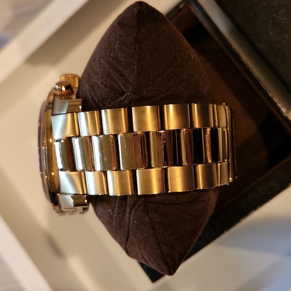 MICHAEL KORS WOMANS GOLD TONE WATCH-# 5930 - Picture 5 of 8